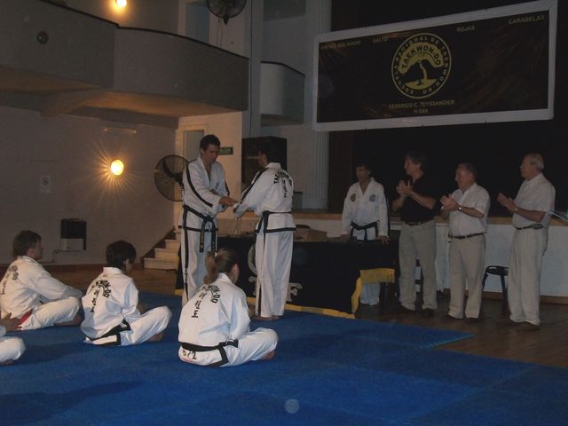 Momento donde el Prof. Claudio Mangas recibe un presente de parte del Prof. Teyssendier